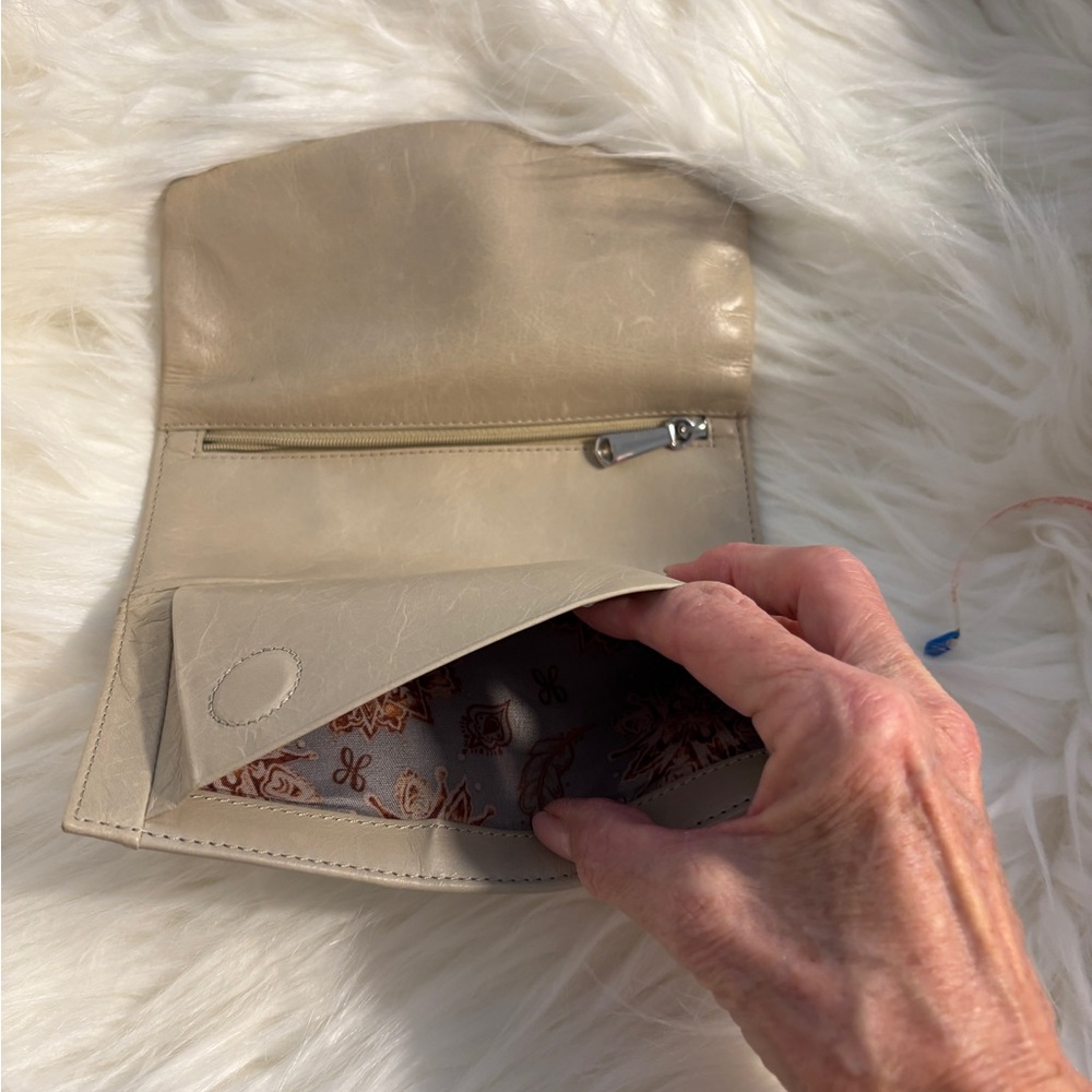 HOBO Adorable Cream Women's Wallet - Picture 4 of 7